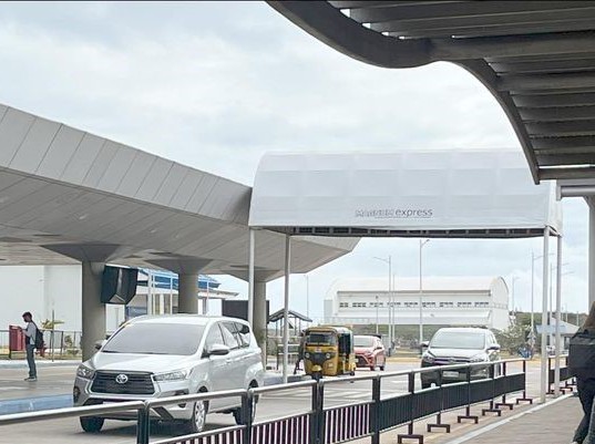 Bajaj Three-wheeler, Sikat na Airport Shuttle Service!