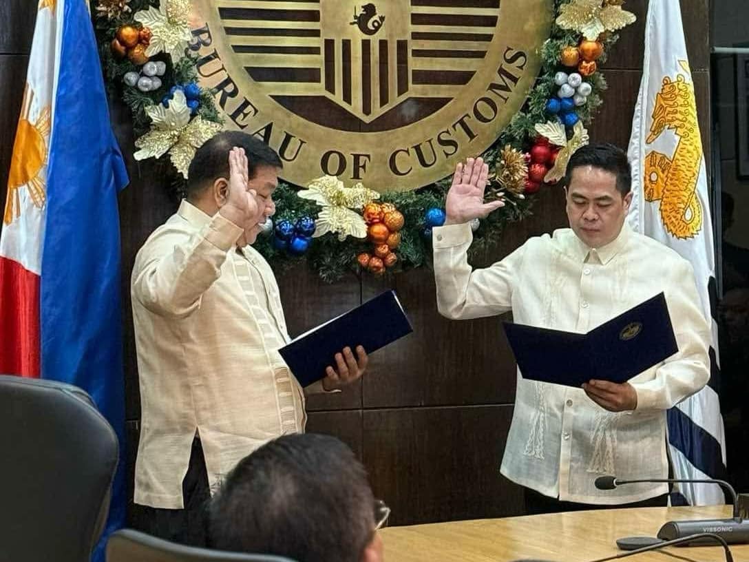 New Collector of Customs VI Takes Oath
