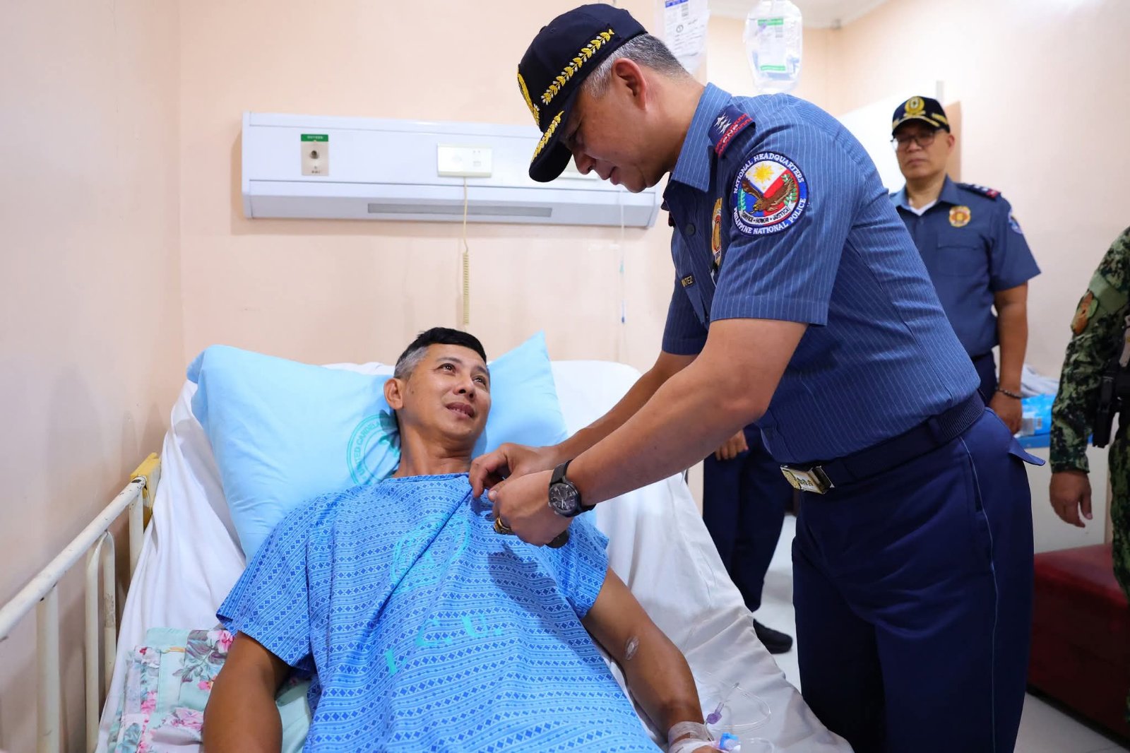 Acting PNP Chief Nartatez Personal na Dumalaw sa mga Sugatang Pulis at Pinarangalan ang Nasawing Kasamahan sa Quezon
